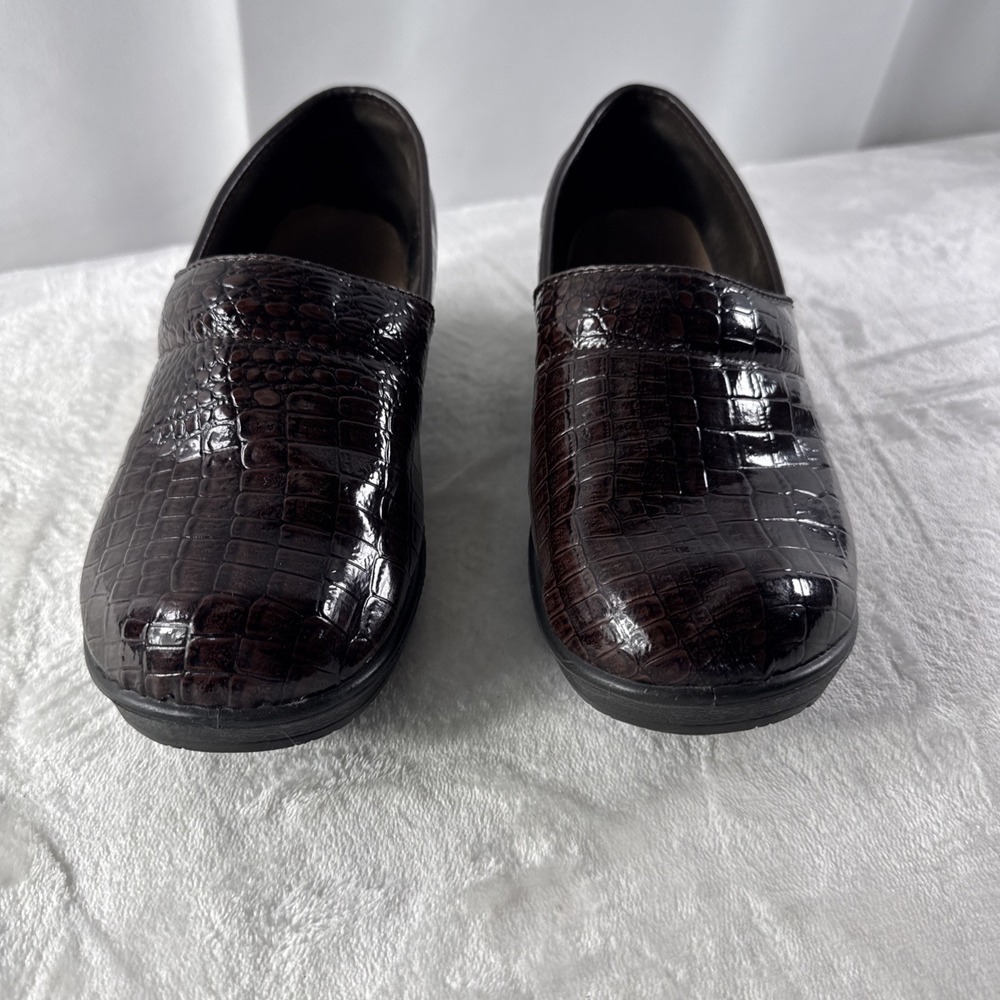 Duck Head Womens Brown Patent Leather Croc Print Clog Nursing Shoe Size 7.5